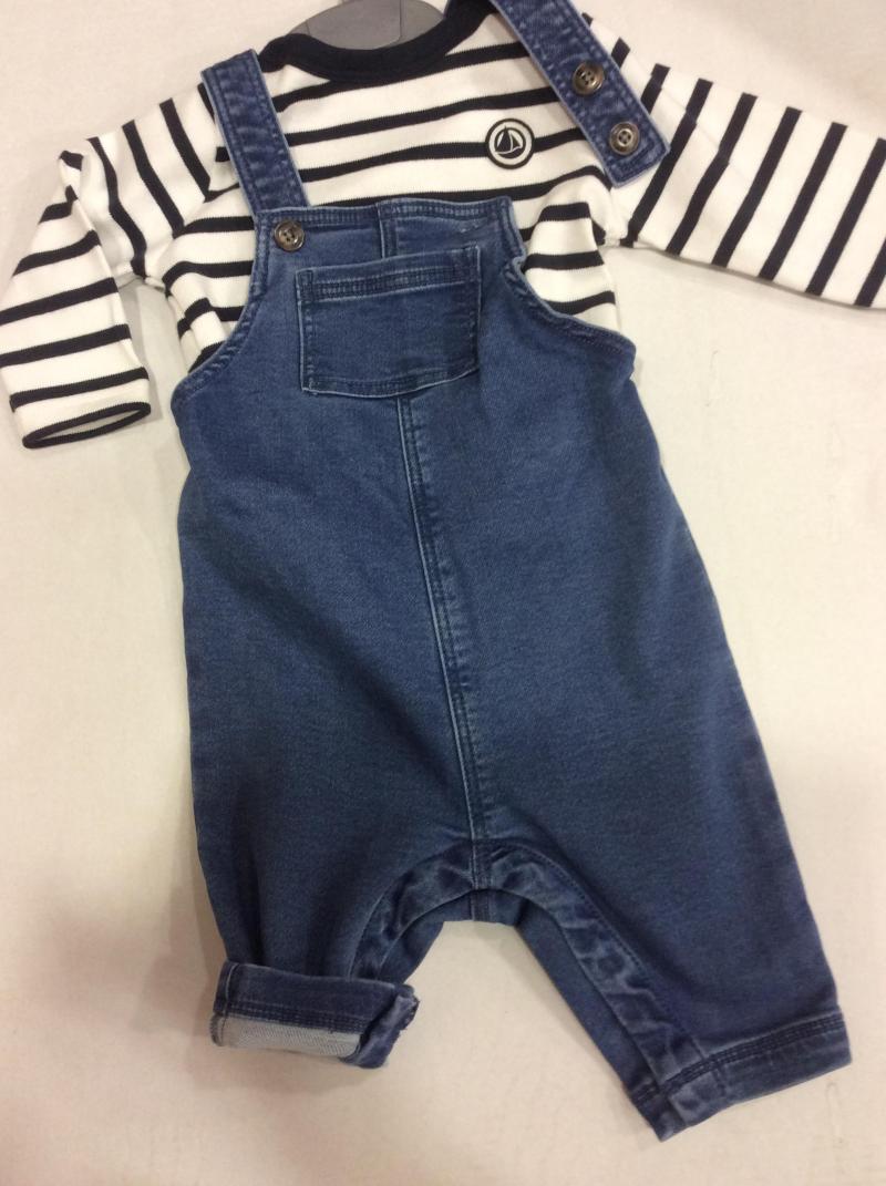 Salopette jean 43€50/48€50. Marinière 33€50/38€50. Du 6 au 24 mois. Petit Bateau 